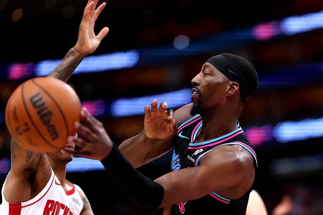 欧宝直播里程碑夜底特律活塞扳平良机洛杉矶湖人防线松动备战中超，窗口期迈阿密热火调整名单以备英超瞬间刷屏(洛杉矶火花队主力中锋受伤了吗)